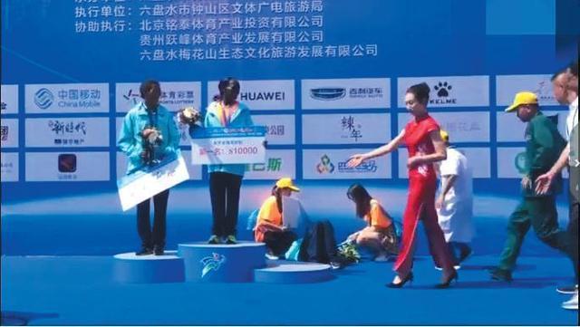 马拉松季军倒地颁奖却未停，仪式大过选手安危？