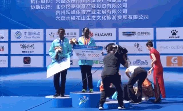 马拉松季军倒地颁奖却未停，仪式大过选手安危？