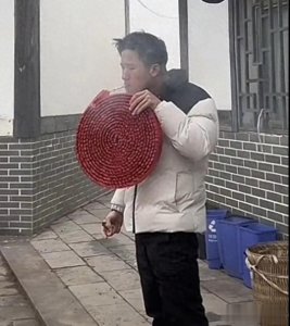 ​五十九张搞笑动图：这麻将太锻炼身子，一颗子2斤重！