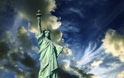 ​美国的自由女神像本人是谁，自由女神像的象征意义