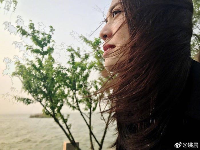 “钢铁直男摄影师”杨佑宁为姚晨拍照，展露出最“真实”的她