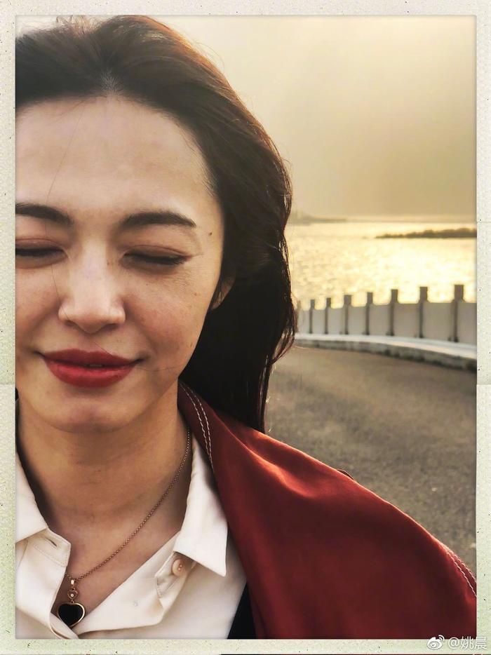 “钢铁直男摄影师”杨佑宁为姚晨拍照，展露出最“真实”的她