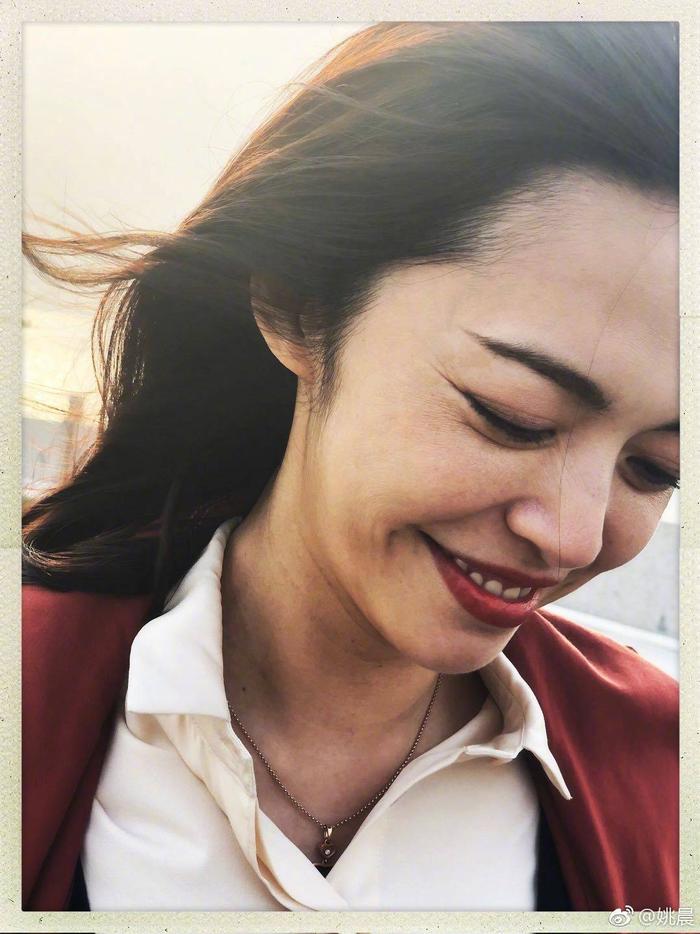 “钢铁直男摄影师”杨佑宁为姚晨拍照，展露出最“真实”的她