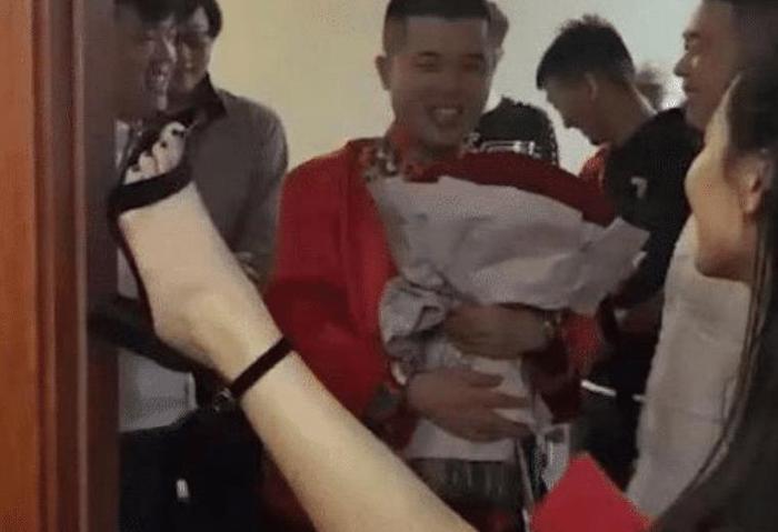 抖音”最狠伴娘“火了,腿过分了!网友:太开放了吧?