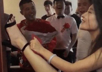 ​抖音”最狠伴娘“火了，腿过分了！网友：太开放了吧？