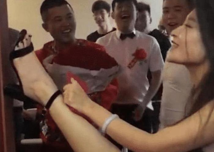 抖音”最狠伴娘“火了,腿过分了!网友:太开放了吧?