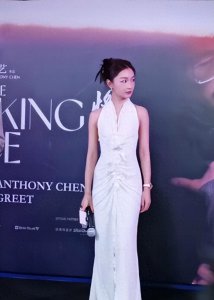 ​好诡异！周冬雨新加坡游玩被偶遇晒合照，路人比本尊更像自己