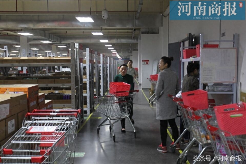 电商快递迎战“双11”：拣货员小跑拣货，1小时290件月入超6000