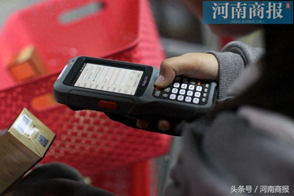 电商快递迎战“双11”：拣货员小跑拣货，1小时290件月入超6000