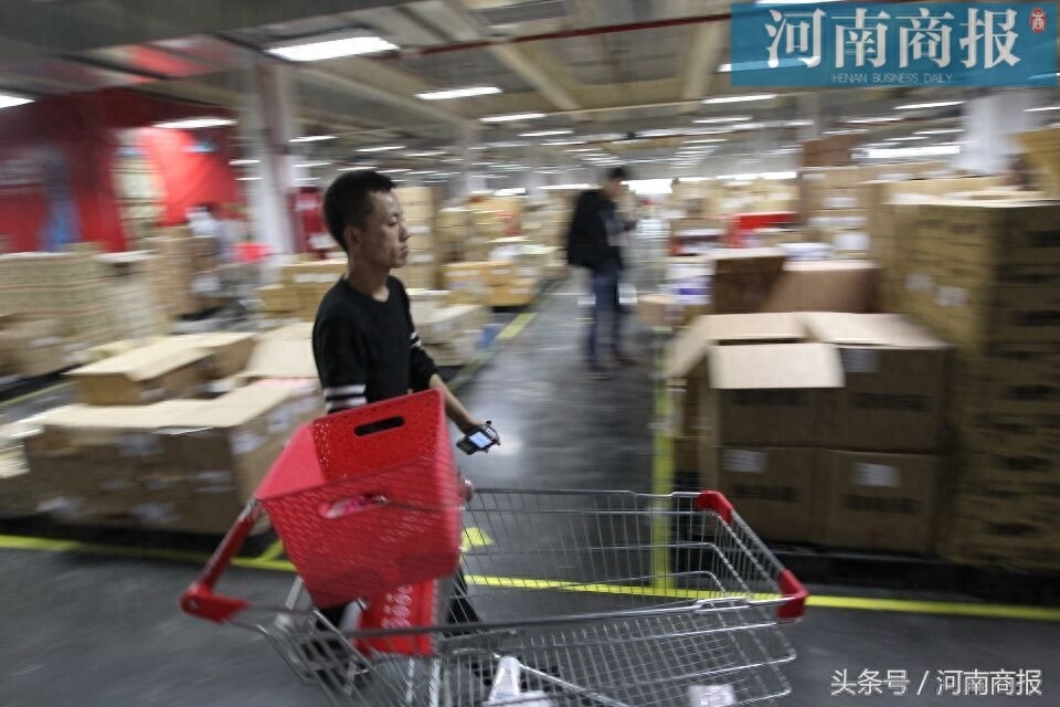 电商快递迎战“双11”：拣货员小跑拣货，1小时290件月入超6000