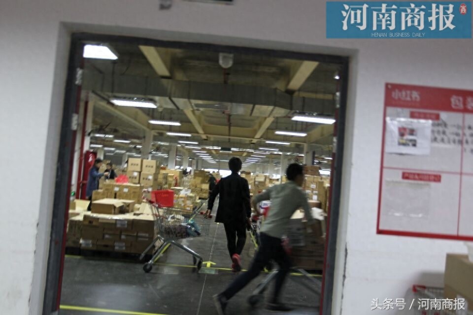 电商快递迎战“双11”：拣货员小跑拣货，1小时290件月入超6000