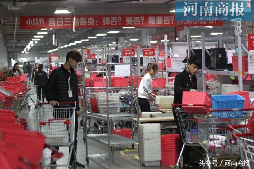 电商快递迎战“双11”：拣货员小跑拣货，1小时290件月入超6000