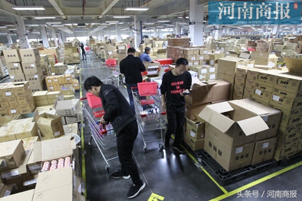 电商快递迎战“双11”：拣货员小跑拣货，1小时290件月入超6000