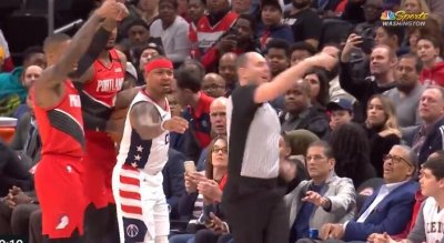 开场仅1分钟，小托马斯接触裁判身体被驱逐