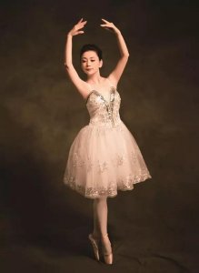 ​谭梅，从朱军太太到女企业家，做谁背后的女人都不如做自己！