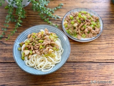 ​自制家常青椒肉丝打卤面，面条爽滑又筋道，卤香浓稠不油腻