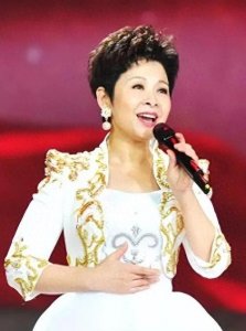 ​董文华现况被指落魄！现身农村表演浑身珠宝，卖力唱歌不减当年！