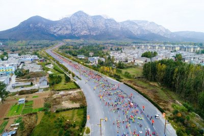 ​王琛，河南省息县人 1988年毕业于苏州铁道师范学院历史