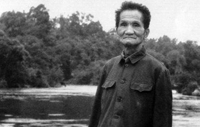 ​韩子栋被军统关押14年，靠装疯越狱，回家后女儿问：你是谁呀？