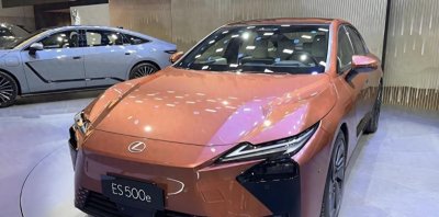 ​全新雷克萨斯ES亮相，全新前脸+轿跑式车身，迈向新能源时代