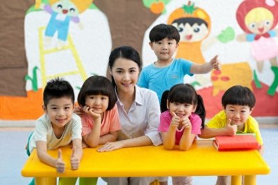 ​月薪2000到8000，揭秘幼师真实薪资：光环背后的辛酸与曙光