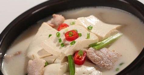 哈尔滨东北菜排名第一，从早上十点半排队到晚上九点！