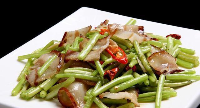 哈尔滨东北菜排名第一，从早上十点半排队到晚上九点！