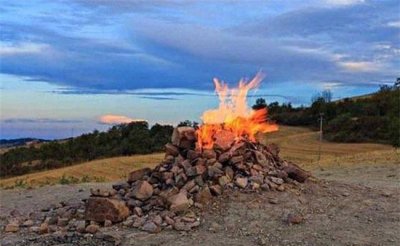 ​一盆水就可以浇灭的火山 布卡斯火山比较矮小(高只有一米)
