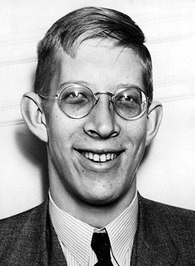 珍贵老照片：纪录世界上最高的人，姚明只到他胸口